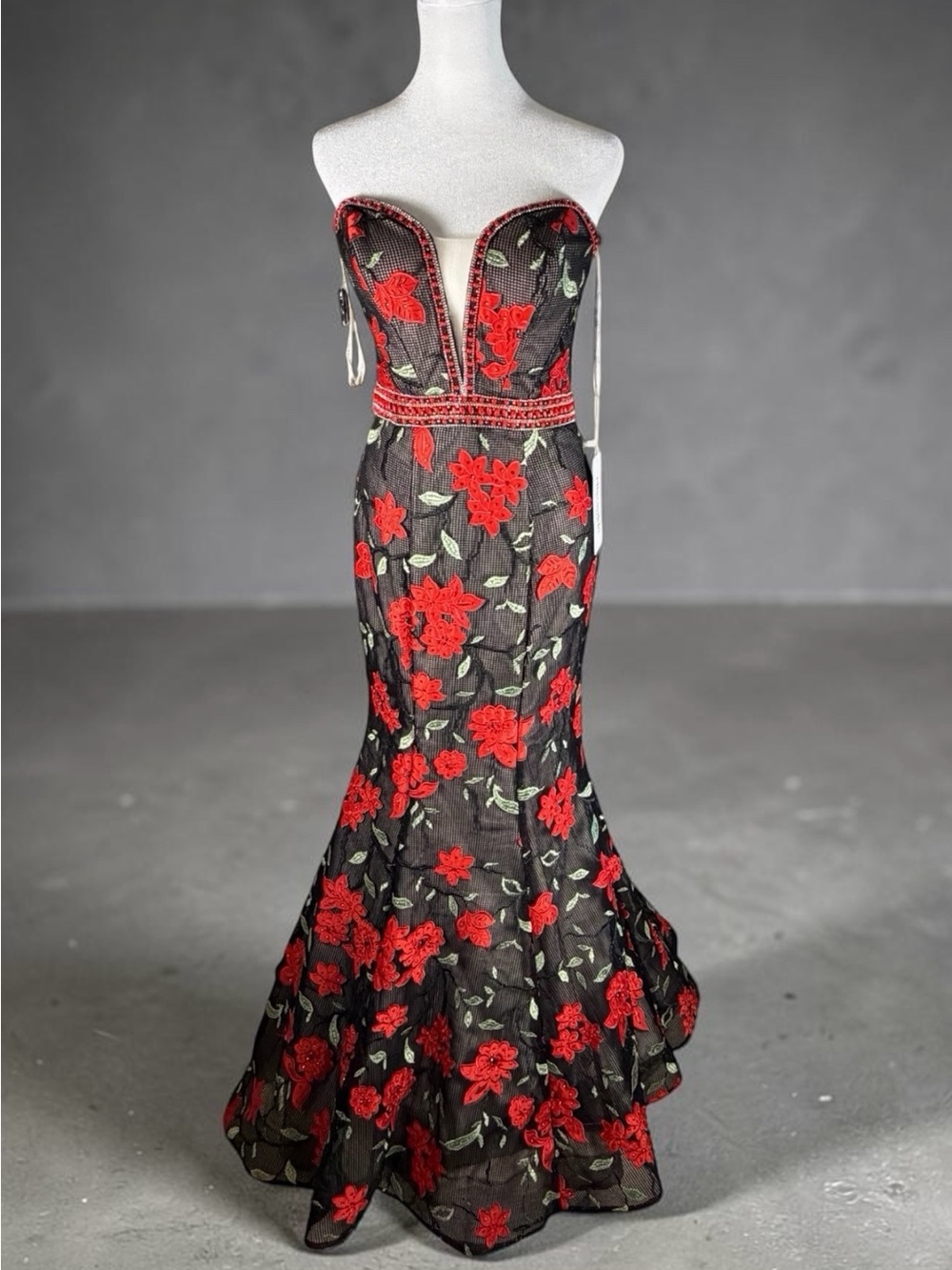NWT Ellie Wilde Mon Cheri Black Red Mermaid Gown Sz 4 Floral Appliqué & Beaded